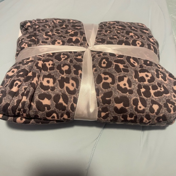 New Secret Treasures 3 Gray Piece Pajama Set with Cosmetic Bag. Size XL (16-18) - Picture 3 of 6